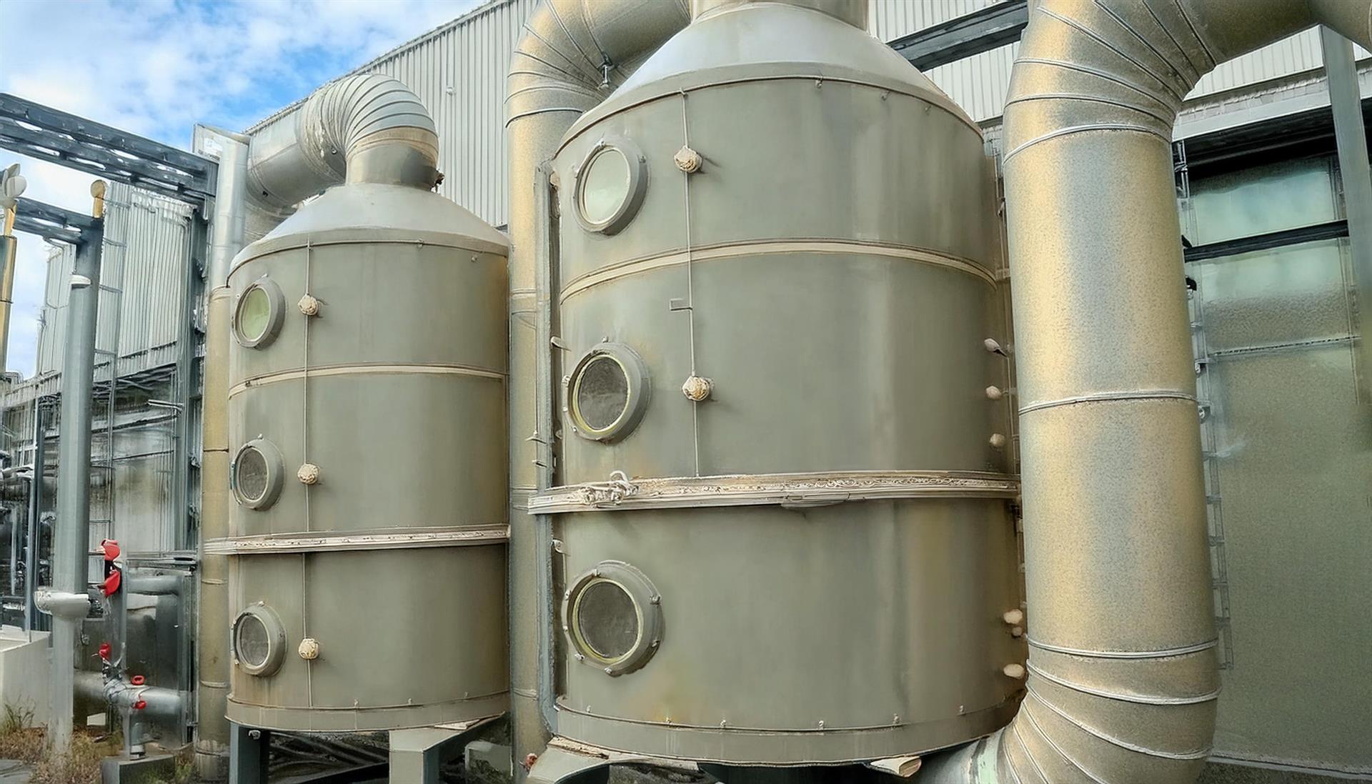 廢氣處理塔（Scrubber）透過噴嘴噴灑水或化學藥劑，將半導體製程產生的有害氣體轉換成液態物質，從而有效去除污染物，防止其排放到大氣中，減少環境污染。
